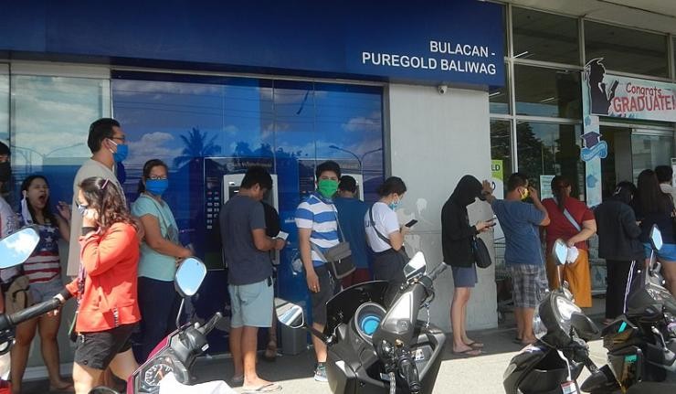 Citizens wearing masks queuing up to purchase supplies in Bulacan
