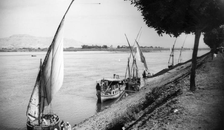 Historical black and white picture of sailboats on the banks of the River Nile