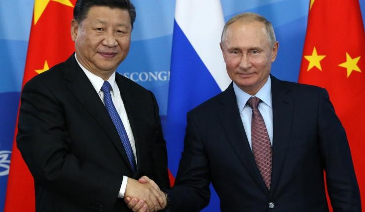 Xi Jinping and Vladimir Putin shaking hands