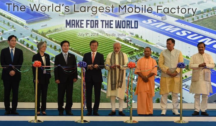 Moon Jae-in and Narendra Modi inaugurate Samsung mobile unit in Noida, UP