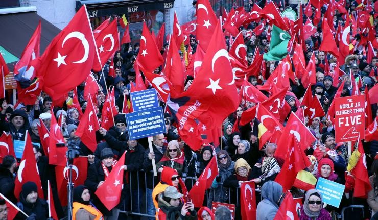 Turkish protestors carrying turkish flags