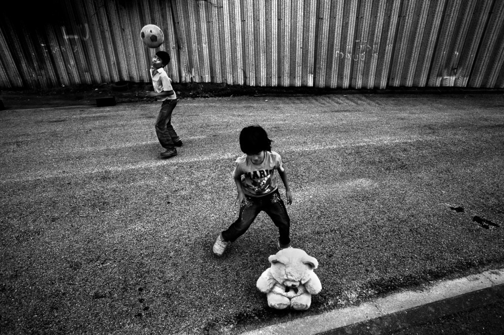 Social integration is still a long process. Rohingya children have yet to be accepted by the local community. Pakistani immigrants dominate Bradford and are not very happy with the presence of the Rohingyas in their community. As a result, Rohingya children only play with each other, or sometimes have to play alone. Social integration is still a long process. Rohingya children have yet to be accepted by the local community. Pakistani immigrants dominate Bradford and are not very happy with the presence of the Rohingyas in their community. As a result, Rohingya children only play with each other, or sometimes have to play alone.