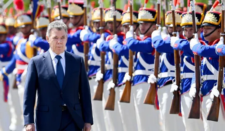 Juan Manuel Santos flanked by Colombian Army soldiers