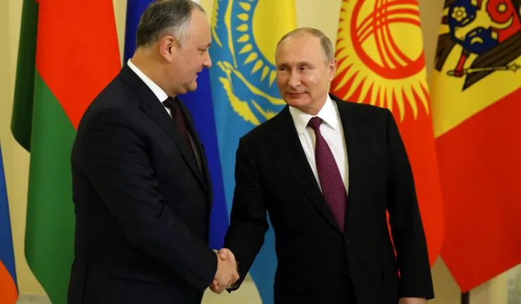 Russia's Vladimir Putin and Moldova's Igor Dodon shaking hands