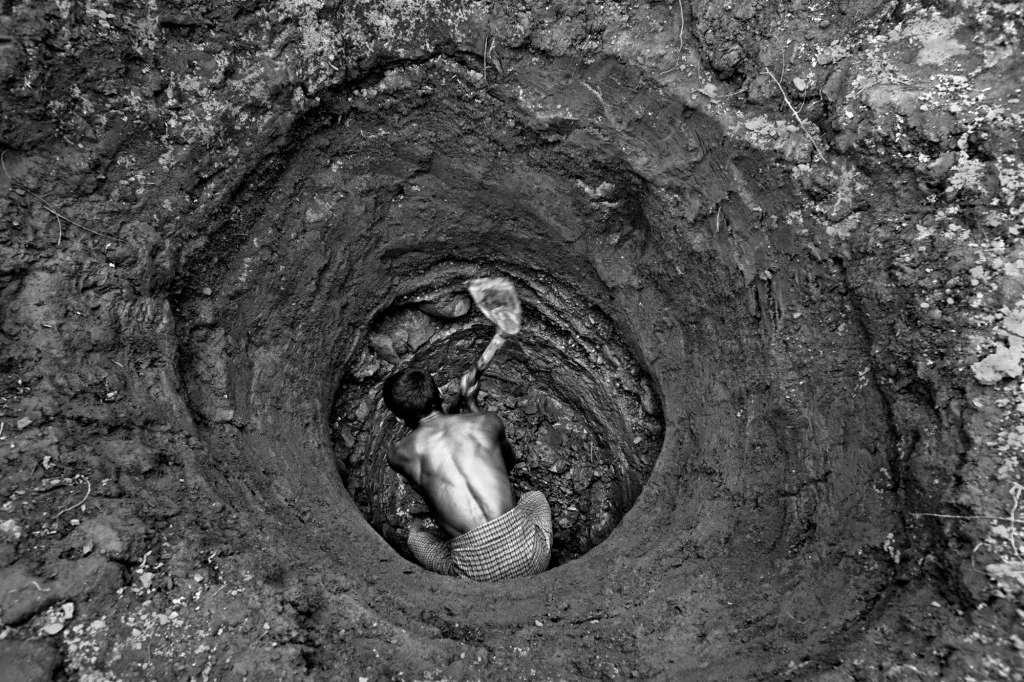 A man digging a well to get some fresh water—he has to dig deep. Ground water level is a major problem in and around the Nayapara camp. As a result, water supply is quite irregular in the camp.