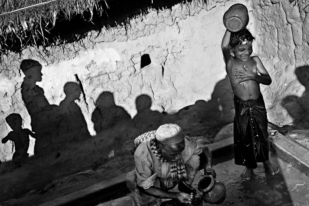 From five-year-olds to ninety-year-olds, from girls to boys and from men and women, everyone bathes in the public bath of the unregistered camps.